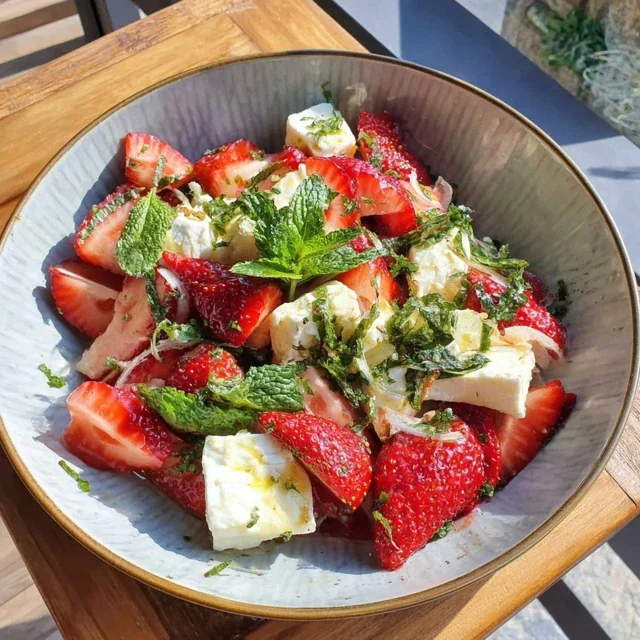 Frisse Aardbeien Salade met Feta en Munt