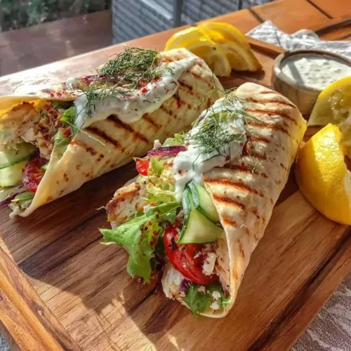 Griekse Kip Wrap met Tzatziki en Komkommer in een tortilla