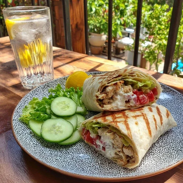 Griekse Kip Wrap met Tzatziki en Komkommer