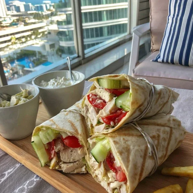 Griekse Kip Wrap met Tzatziki en Komkommer