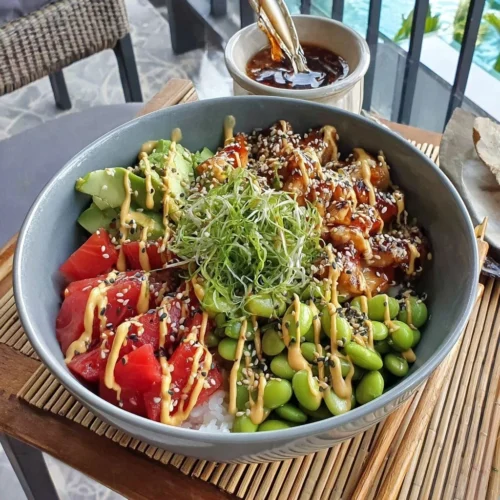 Teriyaki Kip Rijstkom met Edamame en groenten in een kom