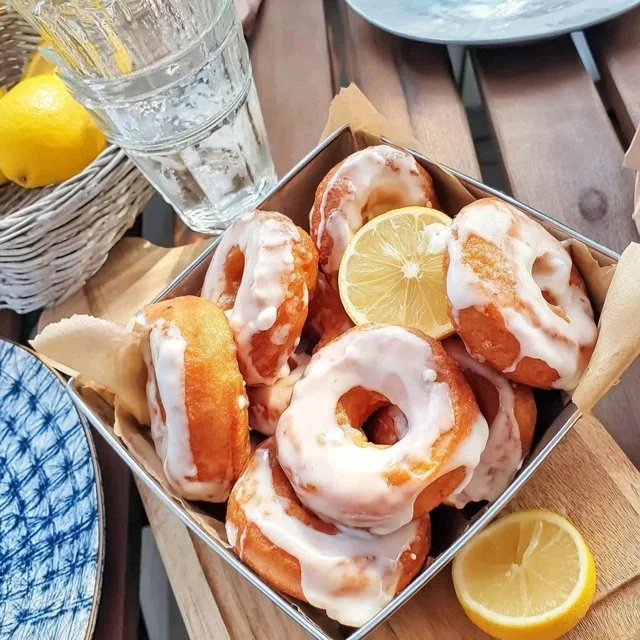 Verse citroenen-berlijners met vanillesuiker op een bord
