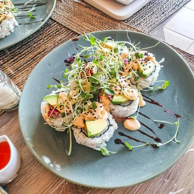 Delicate California Roll met Komkommer en Avocado, Een eenvoudig recept voor sushi-liefhebbers