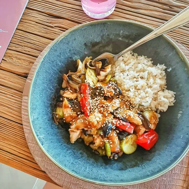 Delicate Teriyaki-kip met verse groenten en aromatische rijst