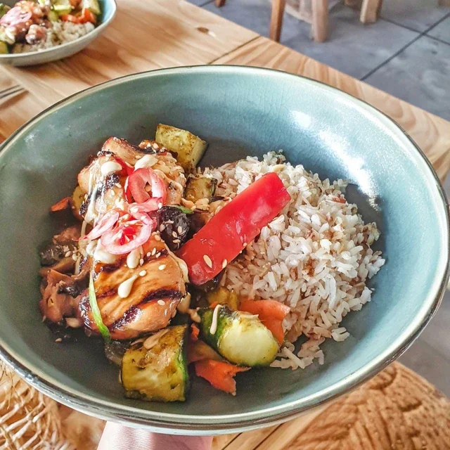 Delicate Teriyaki-kip met verse groenten en aromatische rijst