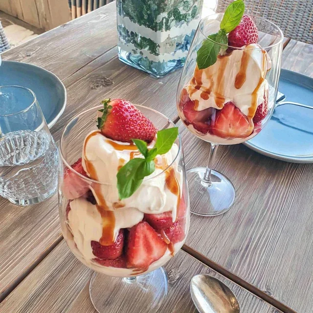 Fruitige Aardbeien-Citroen Laagdessert, Een Genot in een Glas voor Elke Gelegenheid