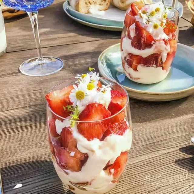 Fruitige Aardbeien-Citroen Laagdessert, Een Genot in een Glas voor Elke Gelegenheid