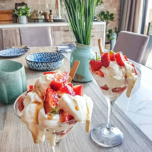 Fruitige Aardbeien-Citroen Laagdessert, Een Genot in een Glas voor Elke Gelegenheid