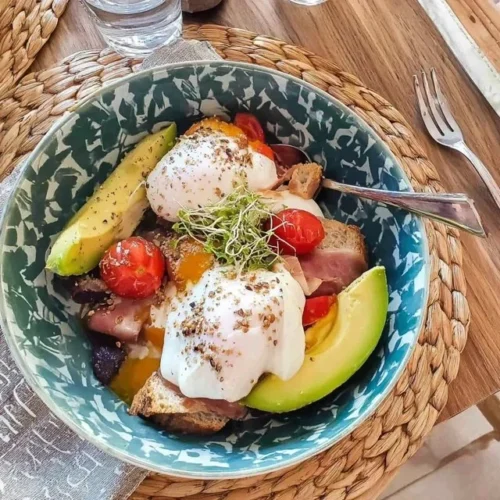 Gezonde brunch-bowl met gepocheerde eieren en avocado