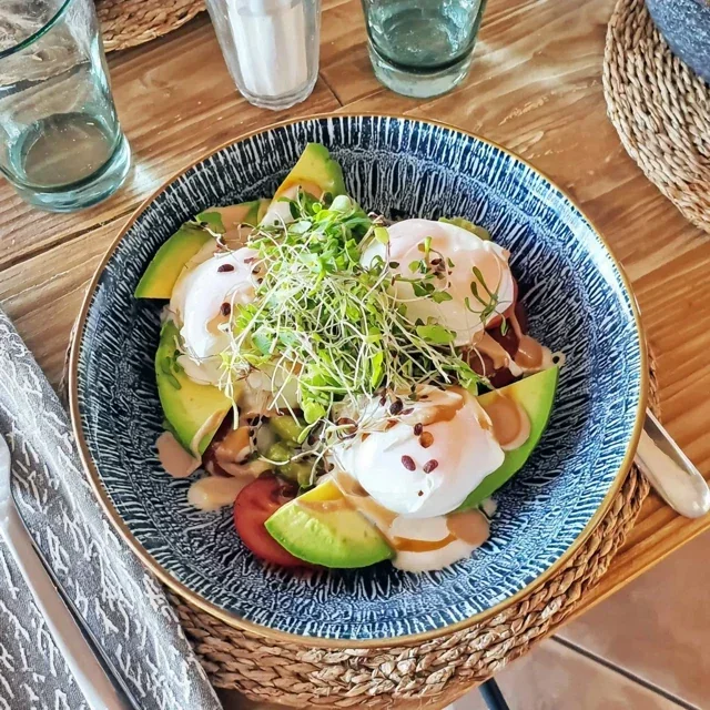 Gezonde Brunch-Bowl met Gepocheerde Eieren en Avocado voor een Perfecte Start van de Dag