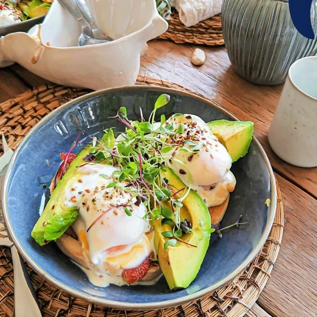 Gezonde Brunch-Bowl met Gepocheerde Eieren en Avocado voor een Perfecte Start van de Dag