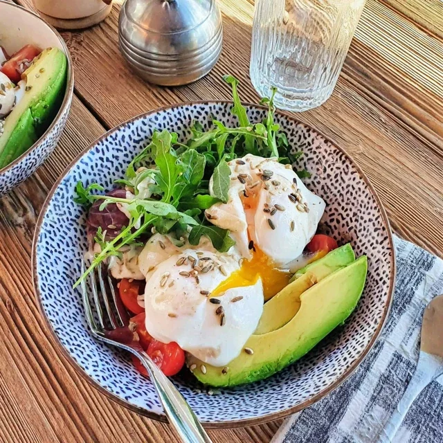 Gezonde Brunch-Bowl met Gepocheerde Eieren en Avocado voor een Perfecte Start van de Dag