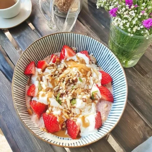 Gezonde overnight oats met aardbeien en lijnzaad in een kom