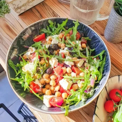 Gezonde salade met geroosterde kikkererwten, tomaten en pittige feta