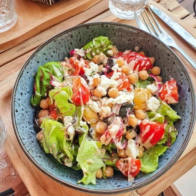 Gezonde salade met geroosterde kikkererwten, verse tomaten en pittige feta