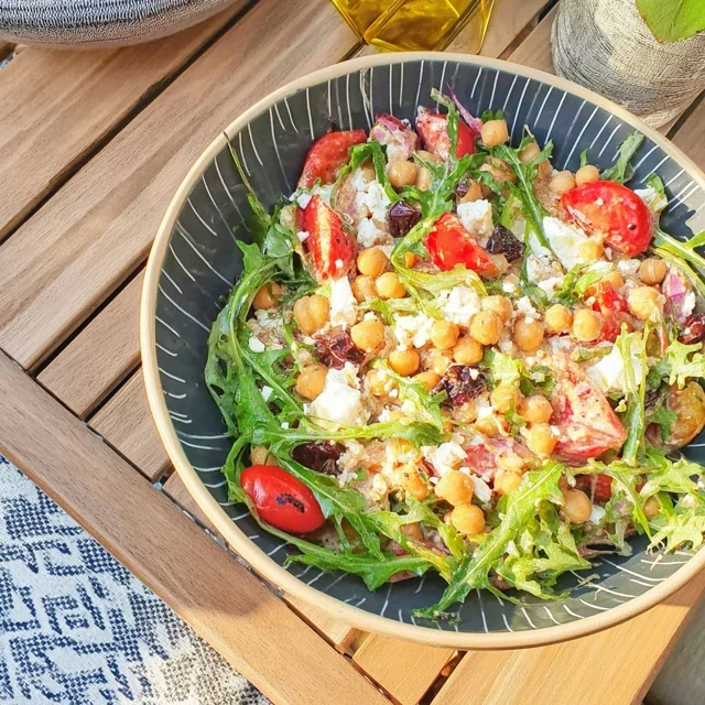 Gezonde salade met geroosterde kikkererwten, verse tomaten en pittige feta