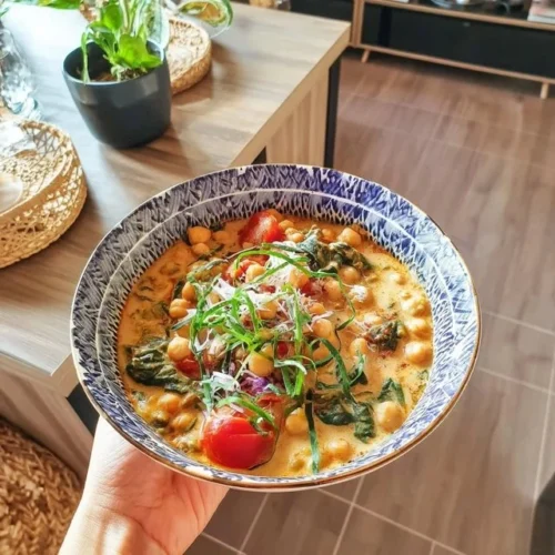 Harmonische kikkererwten-curry met kokosmelk en spinazie
