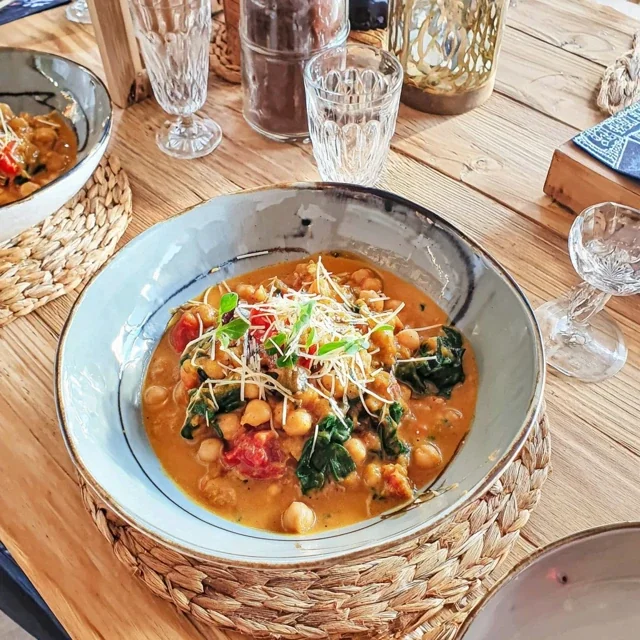 Harmonische kikkererwten-curry met romige kokosmelk en verse spinazie