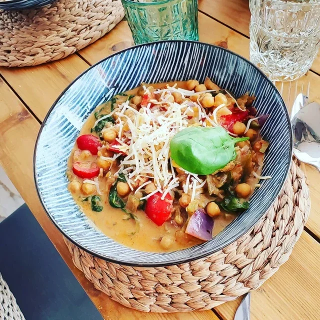 Harmonische kikkererwten-curry met romige kokosmelk en verse spinazie
