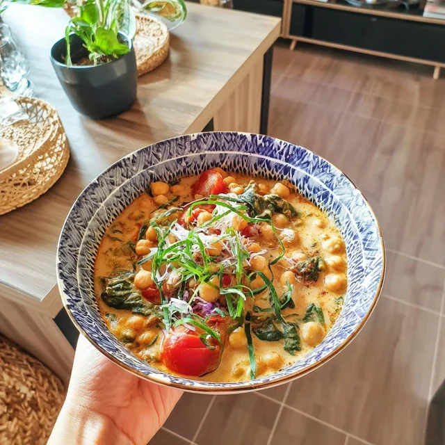 Harmonische kikkererwten-curry met romige kokosmelk en verse spinazie