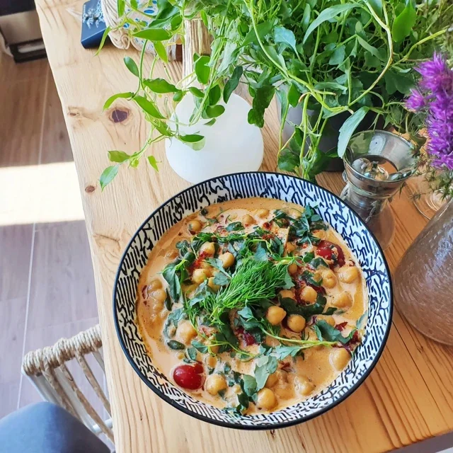 Harmonische kikkererwten-curry met romige kokosmelk en verse spinazie