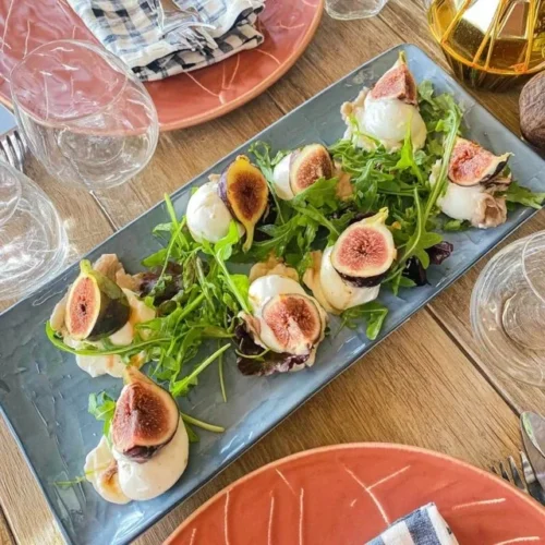 Heerlijk antipastiplateau met vijgen, burrata en rucola voor een feestelijk diner