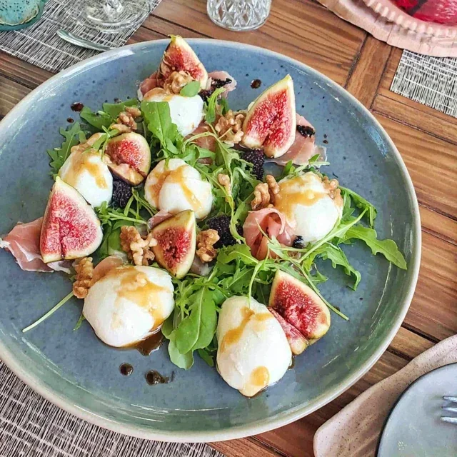 Heerlijk antipastiplateau met vijgen, burrata en rucola – Een feest voor de zintuigen!