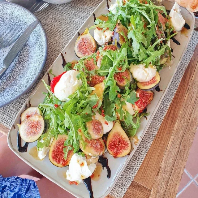 Heerlijk antipastiplateau met vijgen, burrata en rucola – Een feest voor de zintuigen!