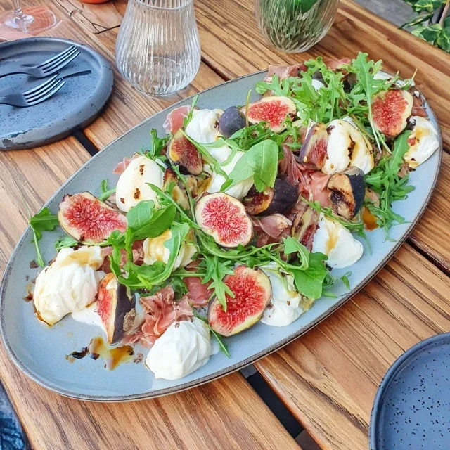 Heerlijk antipastiplateau met vijgen, burrata en rucola – Een feest voor de zintuigen!