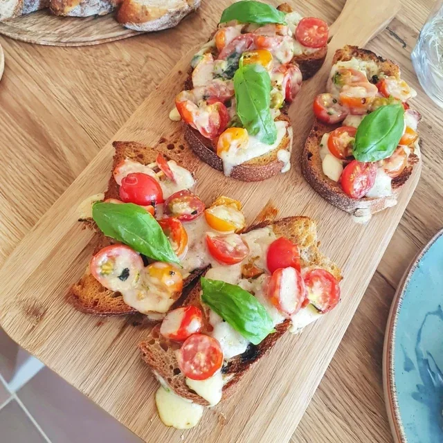 Heerlijke bruschetta met sappige cherrytomaten en verse basilicum - Eenvoudige handleiding voor de perfecte appetizer