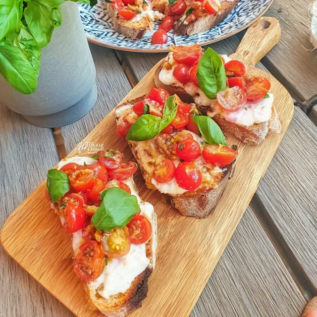 Heerlijke bruschetta met sappige cherrytomaten en verse basilicum - Eenvoudige handleiding voor de perfecte appetizer