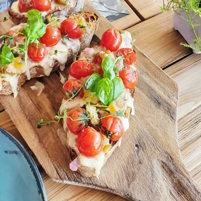 Heerlijke bruschetta met sappige cherrytomaten en verse basilicum - Eenvoudige handleiding voor de perfecte appetizer