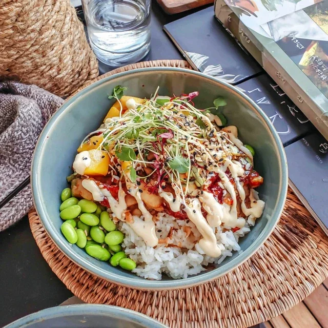 Heerlijke Buddha-bowl met mango, edamame en jasmijnrijst voor een uitgebalanceerde voeding