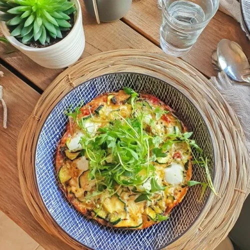 Heerlijke courgette-frittata met verse kruiden op een bord