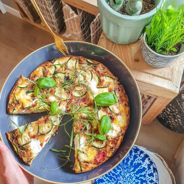 Heerlijke courgette-frittata met verse kruiden voor elke gelegenheid