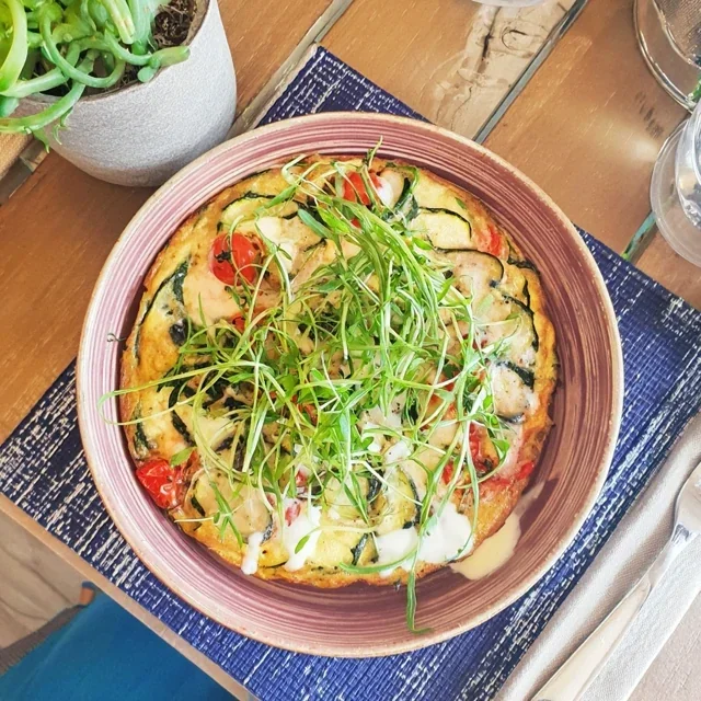 Heerlijke courgette-frittata met verse kruiden voor elke gelegenheid