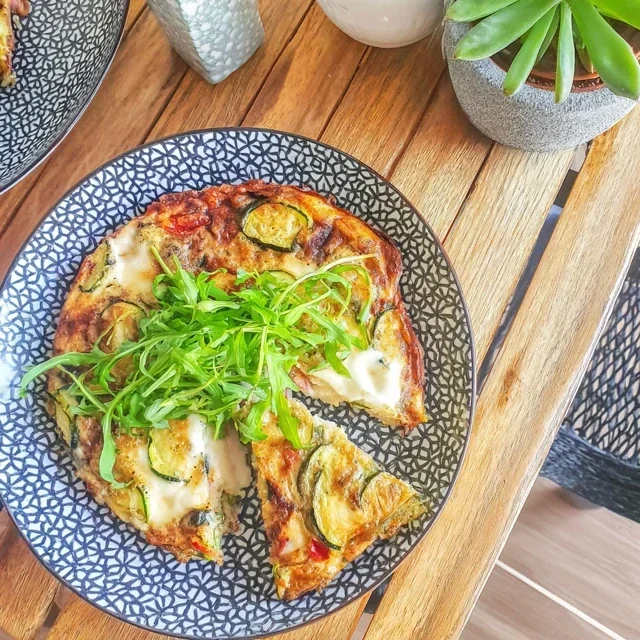 Heerlijke courgette-frittata met verse kruiden voor elke gelegenheid