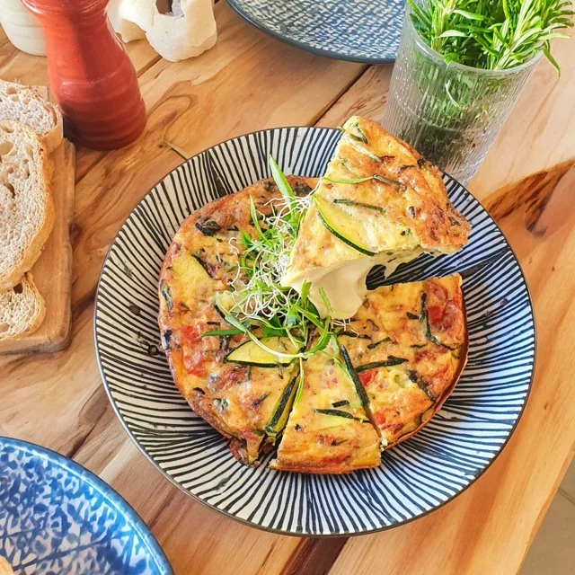 Heerlijke courgette-frittata met verse kruiden voor elke gelegenheid