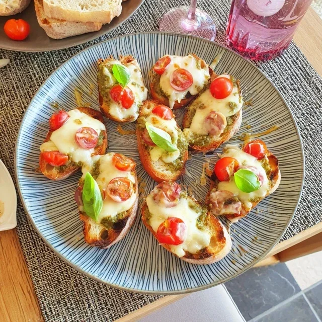 Heerlijke crostini met zelfgemaakte pesto en verse cherrytomaten