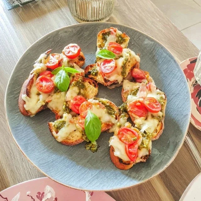 Heerlijke crostini met zelfgemaakte pesto en verse cherrytomaten