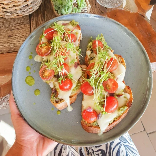 Heerlijke crostini met zelfgemaakte pesto en verse cherrytomaten
