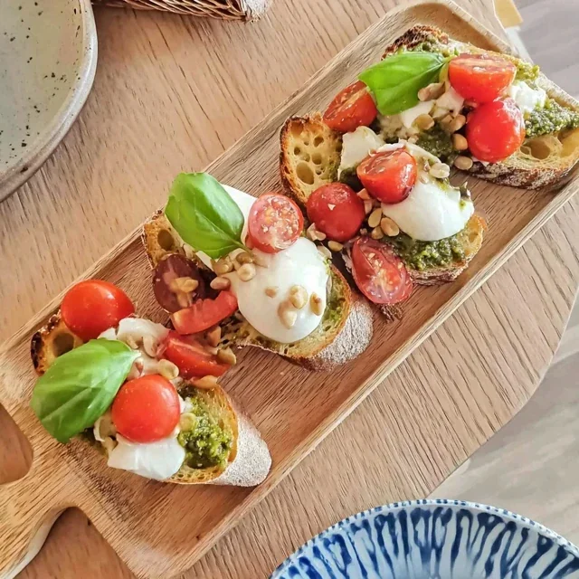 Heerlijke crostini met zelfgemaakte pesto en verse cherrytomaten
