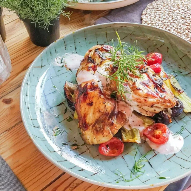 Heerlijke gegrilde kruidenkip met kleurrijke seizoensgroenten - Een zomerdroom!