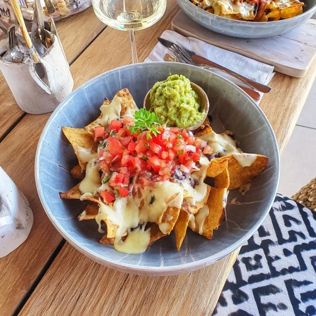Heerlijke nacho's met zelfgemaakte guacamole en verse salsa - het perfecte snackrecept