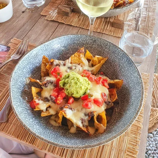 Heerlijke nacho's met zelfgemaakte guacamole en verse salsa - het perfecte snackrecept