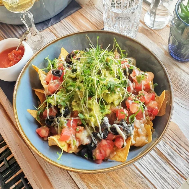 Heerlijke nacho's met zelfgemaakte guacamole en verse salsa - het perfecte snackrecept