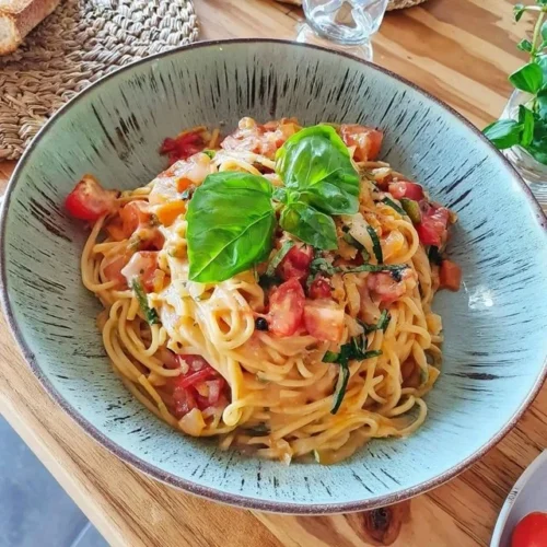 Heerlijke Pasta al Pomodoro met verse basilicum op een bord