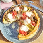 Heerlijke quiche met gegrilde groenten en romige geitenkaas – een vegetarisch avontuur!