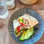 Heerlijke tonijnwrap met avocado en verfrissende komkommer: Eenvoudig te bereiden!