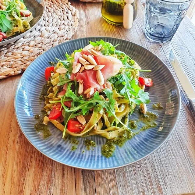 Heerlijke verse tagliatelle met rucola-pesto voor een onvergetelijke pasta-ervaring